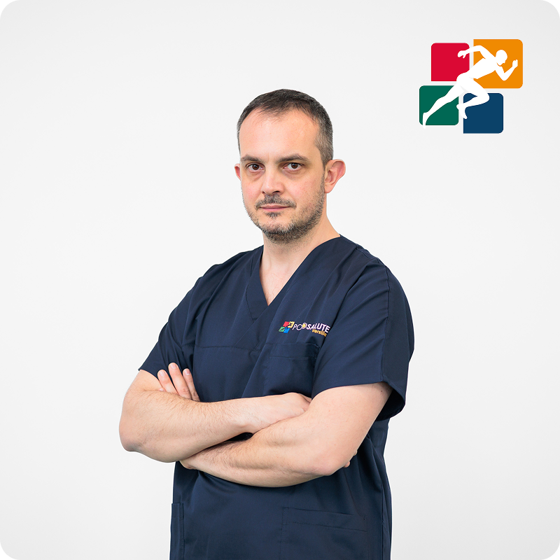 Fotografia professionale di Luca Lombardi con divisa blu di Polo Salute Versilia