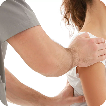Fisioterapista tratta la spalla di una paziente durante seduta di fisioterapia