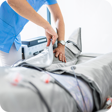 Paziente sottoposto a pressoterapia con gambali pneumatici