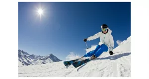 Sciatore su una pista innevata