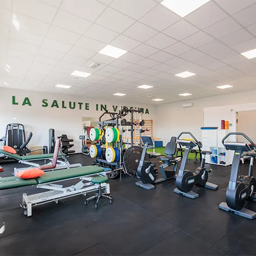 Vista completa della fisiopalestra con attrezzature per la riabilitazione funzionale e il potenziamento muscolare a Polo Salute Versilia