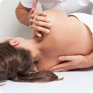Osteopata esegue trattamento manuale su paziente disteso