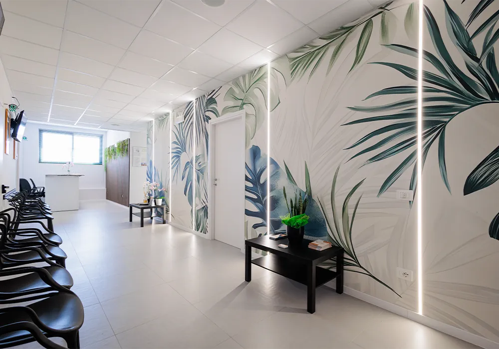 Corridoio moderno con decorazioni floreali presso la clinica Polo Salute Versilia