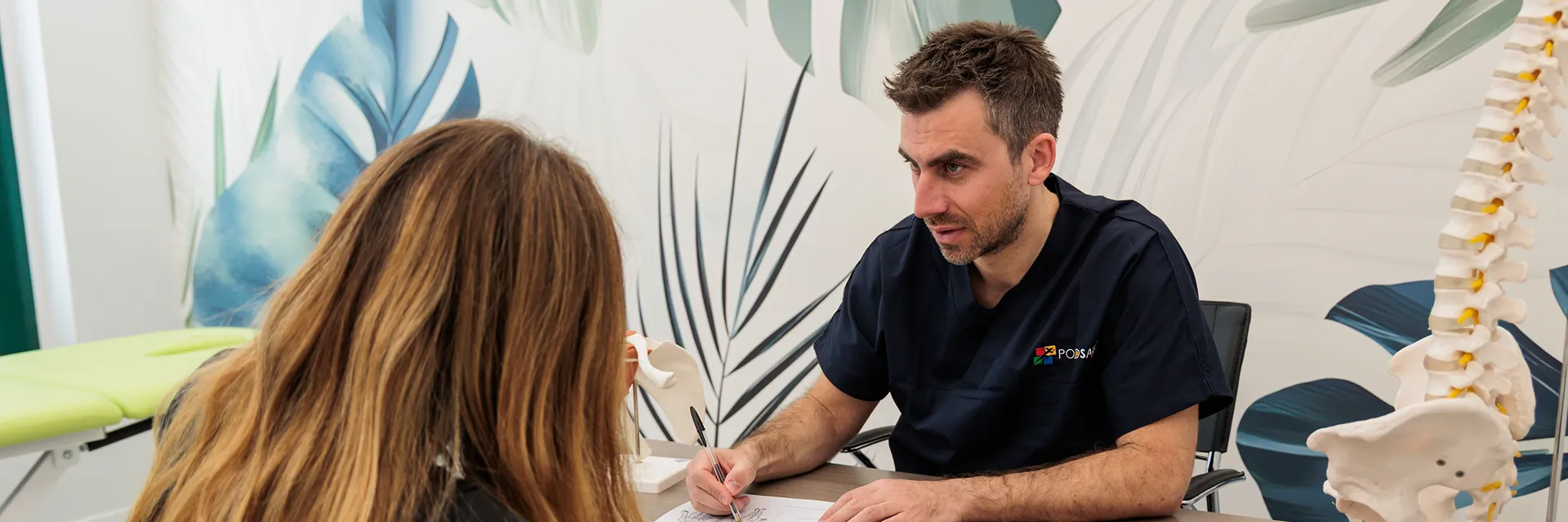 Fisioterapista durante la visita con una paziente per valutazione fisioterapica