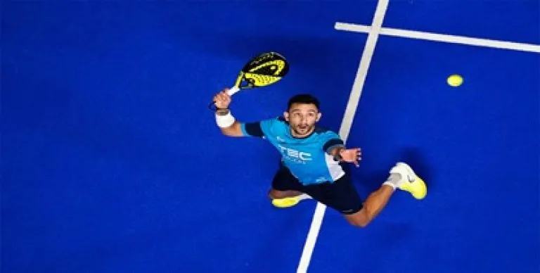 Giocatore durante una partita di padel