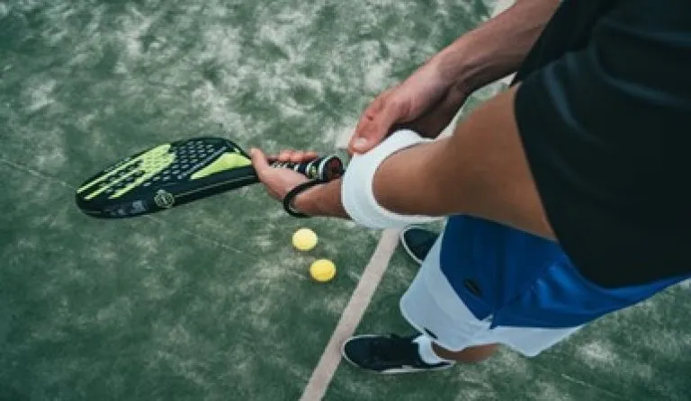 Braccio di tennista con racchetta