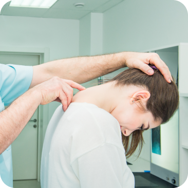 Specialista in neurofisiopatologia esegue un test sul collo di una paziente per indagare debolezza agli arti e neuropatie periferiche