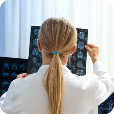 Medico analizza immagini diagnostiche cerebrali per valutazione neurologica