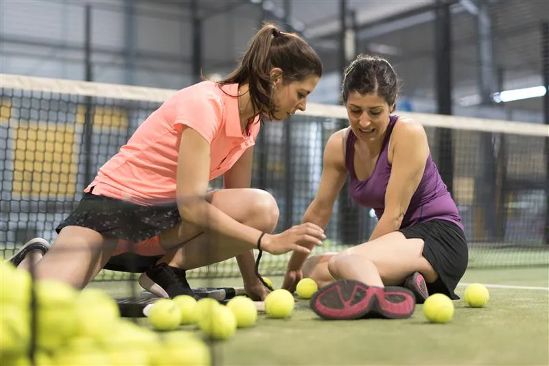 Giocatrice di padel viene soccorsa dopo un infortunio sul campo