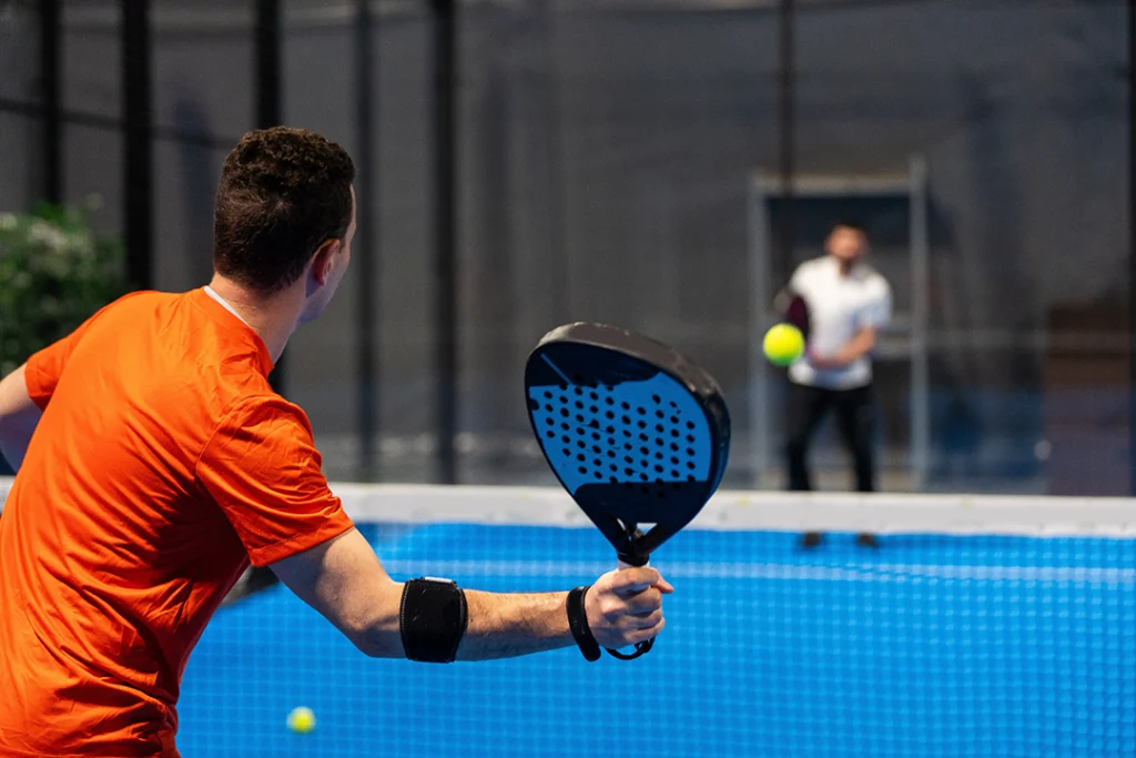 Giocatori di padel durante una partita