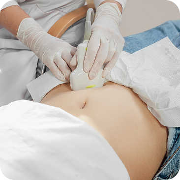 Urologo esegue un’ecografia addominale su paziente distesa per diagnosticare patologie come cisti renali, cistiti o stenosi uretrali