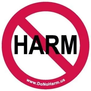 Segno di divieto con la scritta “HARM” barrata in rosso, simbolo del messaggio “Do No Harm”