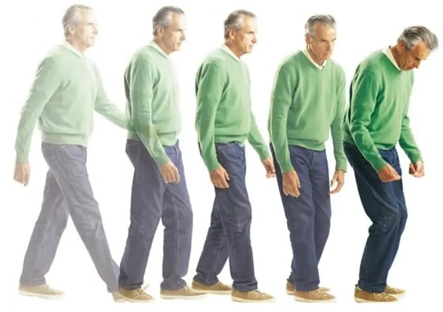 Progressione della camminata in un uomo anziano con postura curva, usata per illustrare i cambiamenti motori nel Parkinson e l'importanza del passo lungo, largo e lento