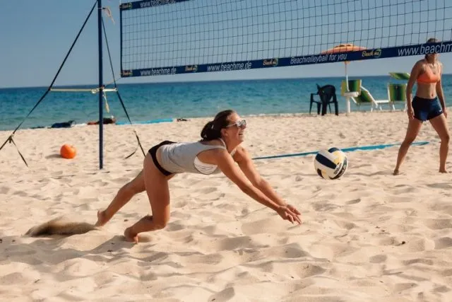 Ragazza che gioca a beach volley